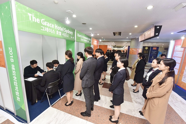 ▲ 영진전문대가 지난 10월 대학 자체 개최한 해외취업박람회 모습.(사진은 호주호텔 면접장)ⓒ영진전문대