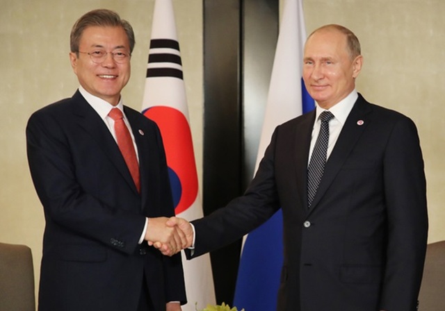 ▲ 문재인 대통령과 푸틴 러시아 대통령이 14일 싱가포르에서 4번째 정상회담에 앞서 기념촬영을 하는 모습. ⓒ뉴시스 DB