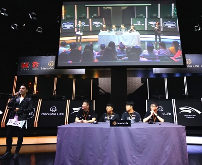 ▲ 한화생명 e스포츠게임단이 토크콘서트를 펼치며 베트남 현지팬들과 소통의 시간을 갖고 있다.ⓒ한화생명