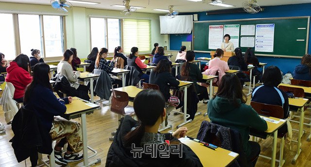 ▲ 2019학년도 대학수학능력시험이 실시된 15일 오전 서울 영등포구 여의도여고에서 수험생들이 시험 시작을 기다리고 있다. 이날 수험생 49만명은 전국 86개 시험지구 1190개 시험장에서 수능을 치른다. ⓒ뉴데일리 이종현