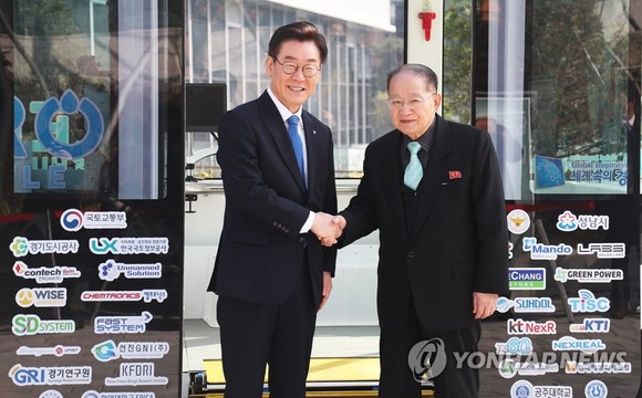 ▲ 이재명 경기도지사(왼쪽)와 리종혁 조선아시아태평양평화위원회 부위원장(오른쪽)이 15일 판교제2테크노밸리에서 기념촬영 하고 있다.ⓒ연합뉴스