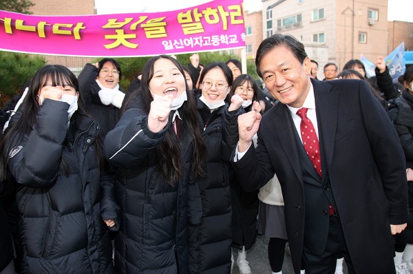 ▲ 김병우 충북도교육감이 15일 오전 청주 산남고등학교에서 학생들과 함께 수험생들에게 수능대박을 외치고 있다.ⓒ충북도교육청