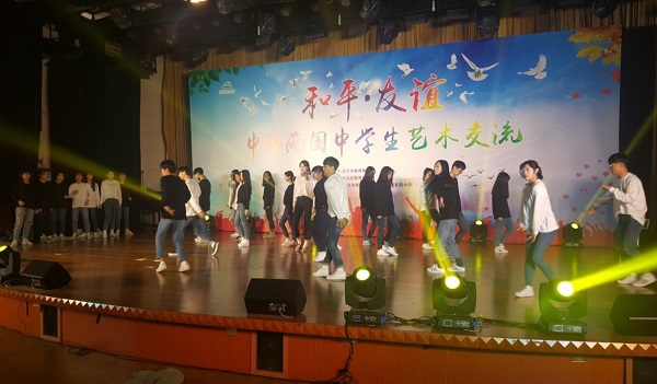 ▲ 청소년 대표단이 ‘세종시-북경시 청소년문화예술교류 활동’을 위해 중국 북경시를 방문한 가운데 세종시 학생들이 북경시 학생들과 합동 공연을 하고 있다.ⓒ세종시교육청