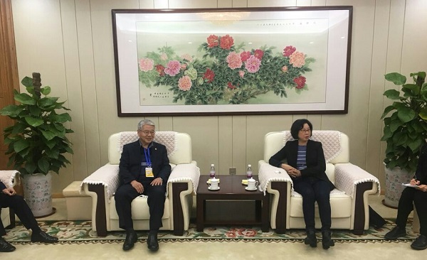 ▲ 서금택 세종시의장이 16~19일까지 중국 청도 중·한·일 수입상품 박람회에 방문에 앞서 15일 중국 청도시 성양구 경제부분 위옌타오 부구청장과 환담을 나누고 있다.ⓒ세종시의회