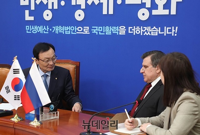 ▲ 이해찬 더불어민주당 대표가 15일 국회 당대표회의실에서 안드레이 쿨릭 주한러시아대사를 만난 모습. ⓒ더불어민주당