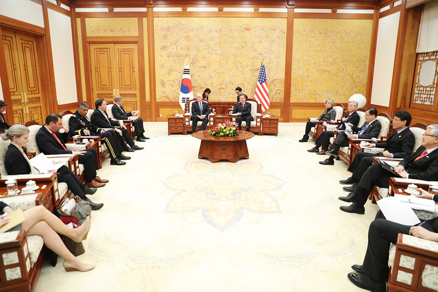 ▲ 문재인 대통령과 마이크 펜스 미국 부통령이 만난 모습. 사진은 지난 2월 촬영한 것이다. ⓒ청와대 제공