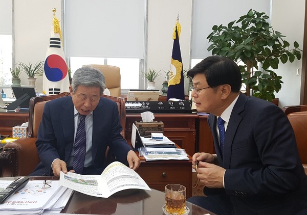 ▲ 이춘희 세종시장이 15일 유인태 국회 사무총장을 만나 국회 세종의사당 건립의 필요성을 설명했다.ⓒ세종시