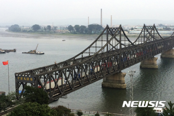 ▲ 중국 단둥과 북한 신의주를 연결하는 중조우의교에서 차량들이 오가고 있다ⓒ뉴시스. 무단 전재 및 재배포 금지.