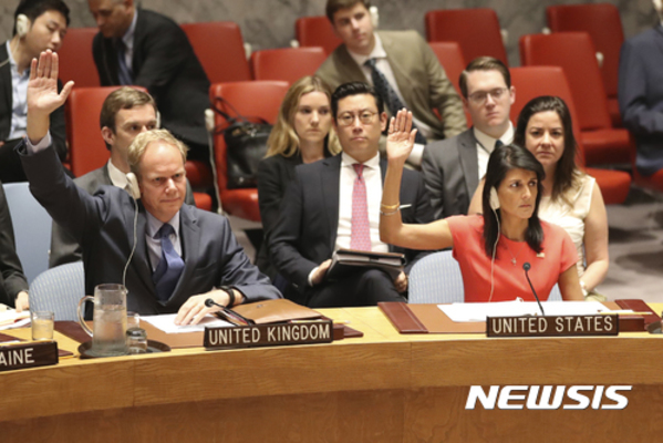 ▲ 2017년 대북 제재 결의안에 대한 거수 표결에서 찬성을 표한 매튜 라이크로프트 영국 대사ⓒ뉴시스. 무단 전재 및 재배포 금지.