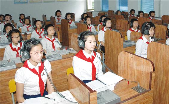 ▲ 평양 모란봉제1중학교 학생들이 2012년 9월 22일 시청각교재를 이용하여 수업을 듣고 있다. 이러한 시설은 일부 특수교에 한정되어 있으며 북한 학교의 일반적인 모습은 아니다. Ⓒ연합뉴스