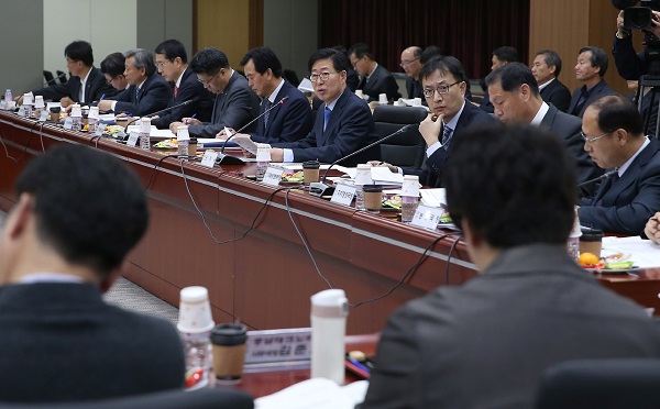 ▲ 충남도가 15일 도청 대회의실에서 양승조 지사와 4차 산업혁명 특별위원회 위원 등 70여명이 참석한 가운데 4차 산업혁명 특별위원회를 열었다.ⓒ충남도