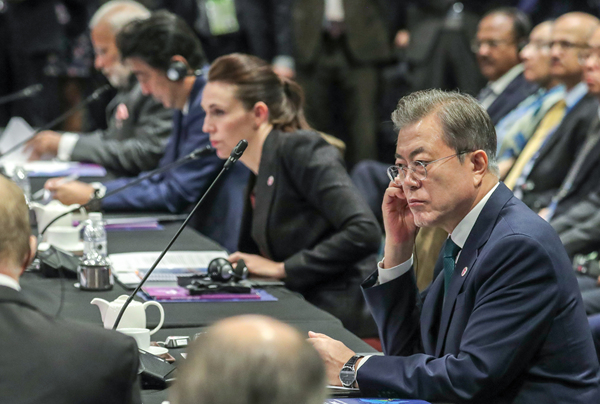 ▲ 문재인 대통령이 15일 싱가포르에서 열린 동아시아정상회의(EAS)에 참석한 모습. ⓒ뉴시스 DB