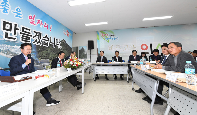 ▲ 이철우 지사가 15일 의성 단밀농공단지 관리사무동에서 도내 농공단지 입주 기업인, 유관기관 및 시군 관계자 등 70여명과 함께 ‘기업하기 좋은 경북’을 위한 간담회를 가졌다.ⓒ경북도