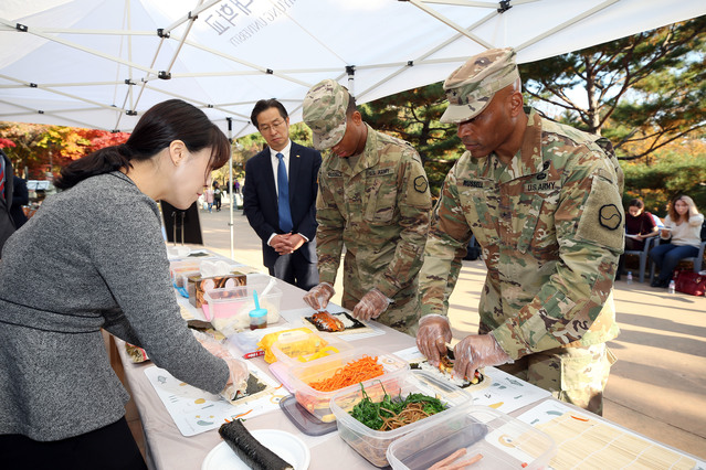 ▲ 계명대와 미19지원사령부가 친선교류 한마당 행사를 가졌다. 미군 장병들이 김밥만들기 체험을 하고 있다.ⓒ계명대