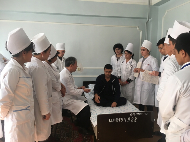 ▲ 조광범 동산의료원 국제의료센터장이 안디잔 의대생들이 참석한 가운데 환자를 진료하고 있다.ⓒ동산의료원