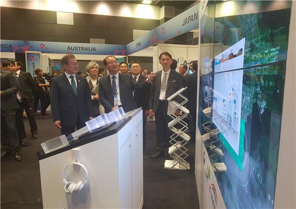 ▲ 문재인 대통령이 지난 11일부터 15일까지 5일간 싱가폴에서 개최된 '아세안 스마트시티 전시회'에 참석해 한국 부스를 둘러보고 있다.ⓒ국토교통부