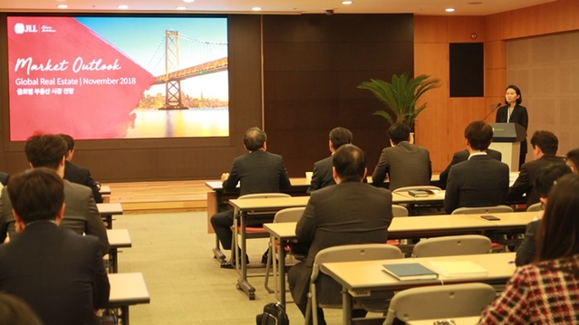 ▲ 지난 15일 서대문에 위치한 농협금융지주 본사에서 열린 강연에서 임직원들이 JLL 이미연 상무(맨 앞 오른쪽)의 강연을 듣고 있다. ⓒ농협금융지주