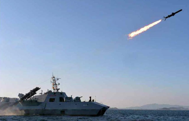 ▲ 북한 해삼급 고속정이 금성-3호를 발사하는 모습. ⓒ北선전매체 화면캡쳐.