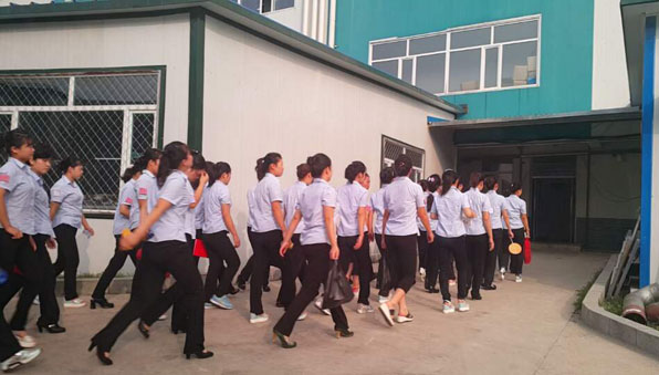 ▲ 지난해 6월 중국 길림성 훈춘에서 일하는 북한 여성 근로자들이 줄을 지어 출근하고 있다. ⓒ KBS 뉴스 갈무리