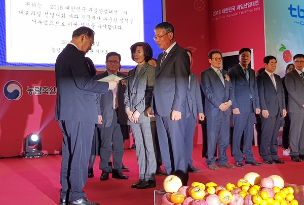 ▲ ‘2018 대한민국 대표과일 선발대회’에서 최우수상을 수상한 충북 보은군의 이명희씨 부부가 농림부장관상을 수상하고 있다.ⓒ충북도