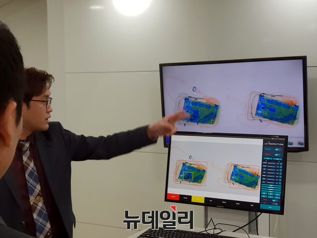 ▲ AI기반 보안검색 솔루션을 정연완 항공보안계열 부장(교수)가 설명하고 있다. ⓒ아세아항공직업전문학교 제공