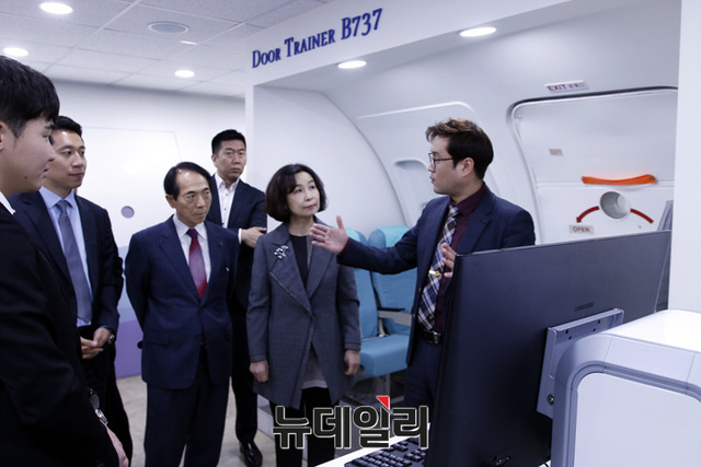 ▲ 아세아항공전문학교 나래관 공항종합실습실 보안검색대에서 기증받은 AI 보안검색 솔루션 시연을 양기관 관계자들이 참석한 가운데 진행되었다 ⓒ아세아항공직업전문학교 제공