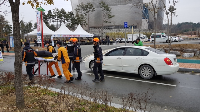 ▲ 경북도는 폭설로 인한 도민 불편과 피해를 최소화하기 위해 16일 안동 문화관광단지에서 ‘2018 겨울철 폭설대응 현장 훈련’을 실시했다.ⓒ경북도