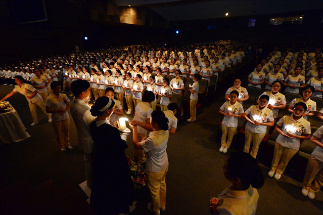 ▲ 대구보건대 인당아트홀에서 열린 ‘제20회 나이팅게일 선서식’에서 간호학과 재학생들이 나이팅게일 선서를 하고 있다.ⓒ대구보건대