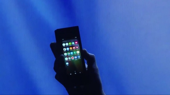 ▲ 삼성전자가 지난 7일 미국 샌프란시스코 모스콘센터에서 열린 '제5회 삼성 개발자 콘퍼런스(SDC)'에서 폴더블 디스플레이를 공개했다. ⓒ삼성전자