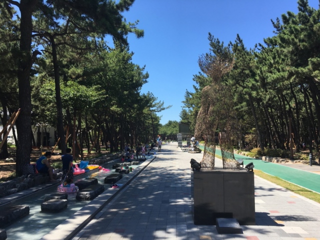 ▲ 2018 녹색도시 우수사례 공모에서 산림청장상을 수상한 포항시 ‘송도 솔밭 도시숲’의 모습.ⓒ포항시