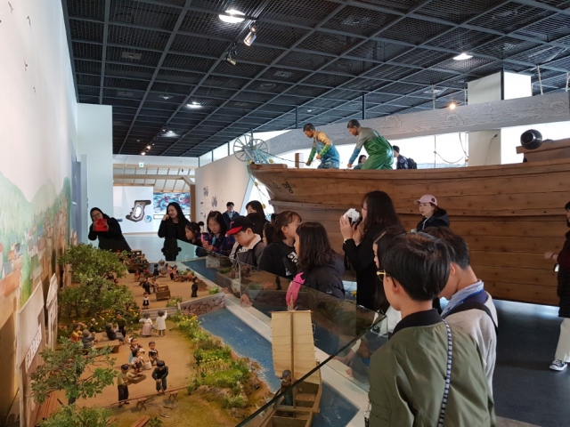 ▲ 어린이 기자단이 구룡포 과메기문화관에서 해설사의 안내에 따라 포항의 특산물인 과메기의 어원 및 유래 등이 담긴 전시시설을 견학하고 있다.ⓒ포항시