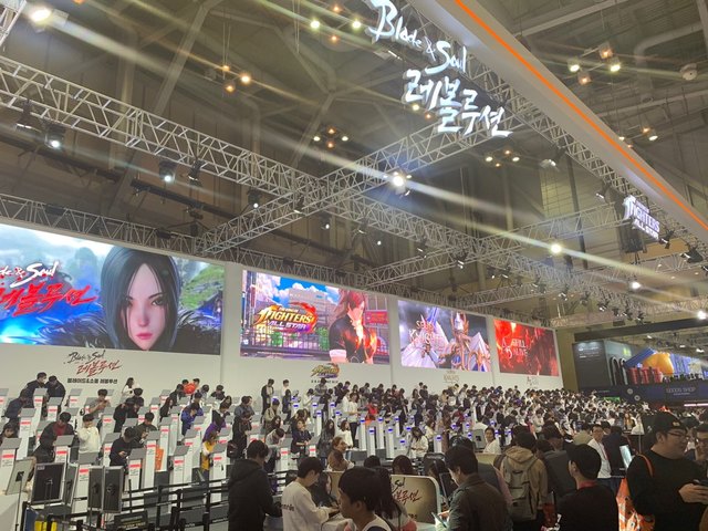 ▲ 부산 벡스코 제 1전시장에 마련된 넷마블의 행사 부스 모습. ⓒ연찬모 기자