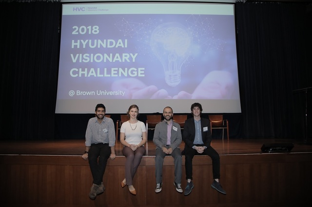 ▲ (왼쪽부터) 아릿 아후자(Aarit Ahuja), 브리타니 벡스터(Brittany Baxter), 데이비드 휘트니(David Whitney), 알베르토 보르토니(Alberto Bortoni) 등 ‘현대 비저너리 챌린지 2018’ 수상팀 대표들이 기념 촬영을 하고 있다.ⓒ현대자동차그룹