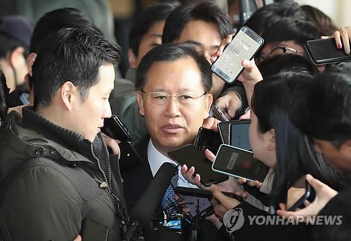 박병대 전 대법관이 19일 검찰에 출석하면서 기자들의 질문에 답하고 있다. ⓒ연합뉴스