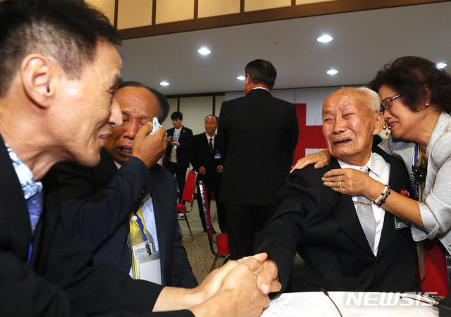 ▲ 지난 8월 금강산 이산가족 상봉 때 모습. ⓒ뉴시스. 무단전재 및 재배포 금지.