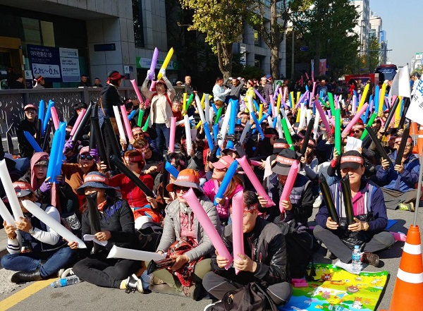 ▲ 충북노래문화업협회 회원들의 시위장면.ⓒ충북노래문화업협회