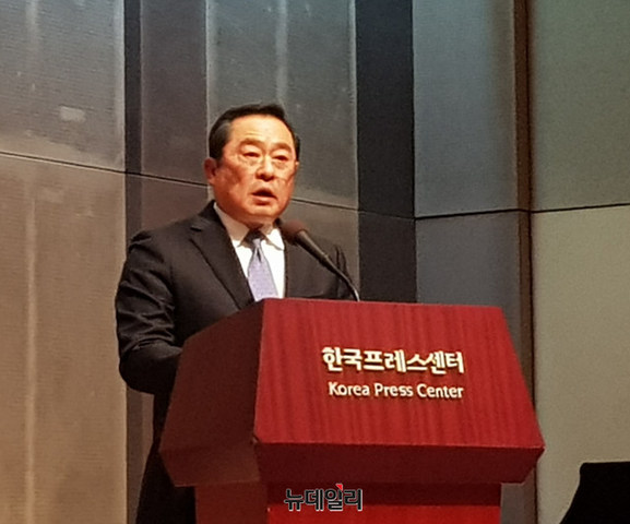 ▲ 19일 제2회 유라시아 정책포럼에 참석해 축사를 낭독 중인 구자열 LS회장 ⓒ 뉴데일리