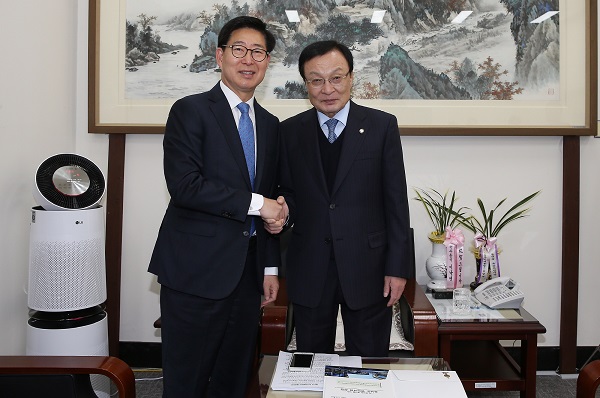 ▲ 양승조 충남도지사가 19일 국회를 방문해 이해찬 민주당 대표와 포즈를 취하고 있다.ⓒ충남도