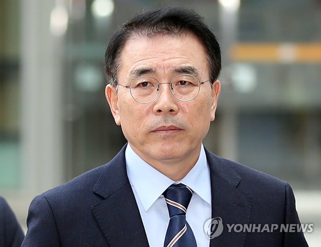 ▲ 신한은행 신입사원 부정채용 의혹을 받는 조용병 신한금융지주 회장이 19일 오후 서울 송파구 서울동부지법에서 열린 첫 재판에 출석하며 법정으로 향하고 있다. ⓒ연합뉴스