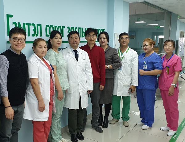 ▲ 몽골 국립법무부내무병원 간조리그 신경외과 과장과 하나병원 이원재 신경외과 과장 일행.ⓒ하나병원