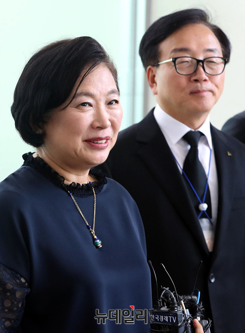 ▲ 현정은 현대그룹 회장이 고 정몽헌 회장 15주기 추모행사를 위해 강원도 고성 동해선 남북출입사무소(CIQ)를 통해 방북하고 있다.ⓒ뉴데일리 공준표 기자