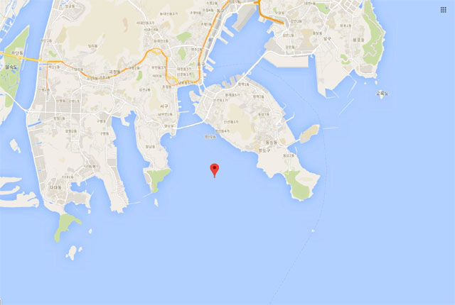 ▲ 美독자제재 대상으로 지난 10월 한국 정부에 억류돼 조사를 받은 뒤 풀려난 러시아 화물선 세바스토폴 호. 풀려난 뒤 한 달이 넘게 부산 앞바다에 머물고 있다. ⓒ구글맵 좌표검색 결과캡쳐.