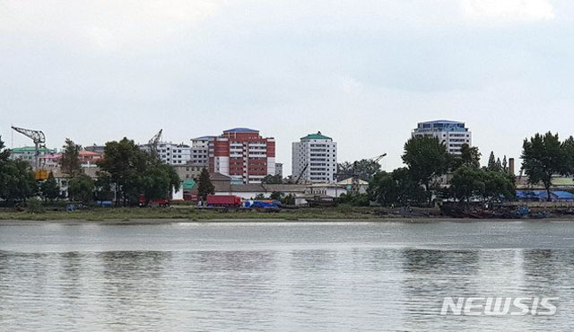 ▲ 中단둥에서 바라본 신의주. 과거와 달리 새 건물들이 보인다. ⓒ뉴시스. 무단전재 및 재배포 금지.