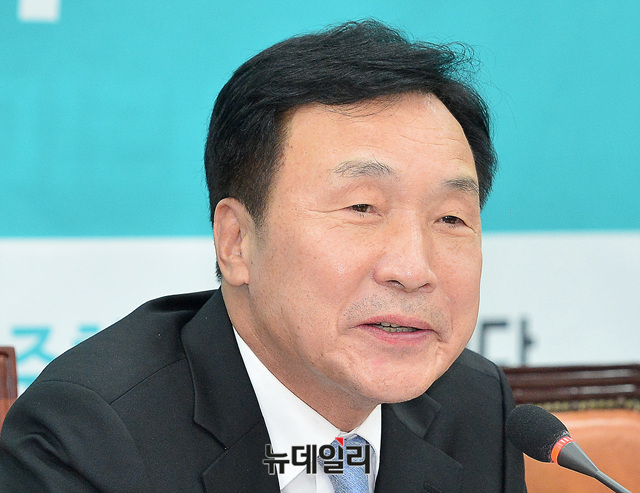 ▲ 손학규 바른미래당 대표가 27일 오후 국회에서 열린 '최저임금법 시행령 관련 경제단체 간담회'에 참석해 모두발언 하고 있다. ⓒ뉴데일리 공준표 기자