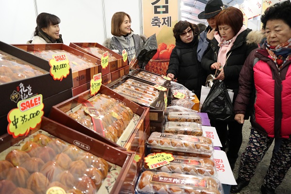 ▲ 지난해 영동곶감축제때 곶감 세일판매 행사 모습.ⓒ영동군