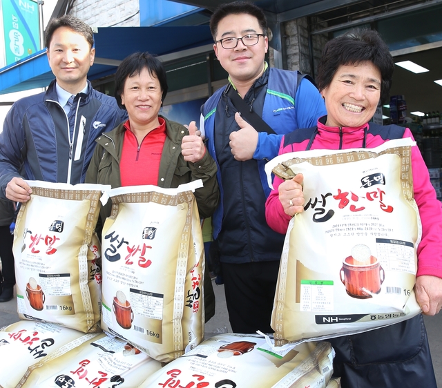 ▲ 칠곡군 동명농협이 지난 19일 백선기 칠곡군수를 비롯해 동명농협 임직원, 지역주민 등이 참가한 가운데 자체브랜드 상품 ‘쌀한말’ 특판 행사를 가졌다. ⓒ칠곡군