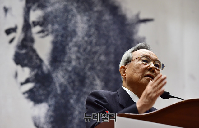 ▲ 20일 국회 의원회관에서 열린 故 김영삼 전 대통령 서거 3주기 추모식에 참석한 박관용 전 국회의장이 추모사를 하고 있다. ⓒ뉴데일리 이종현 기자