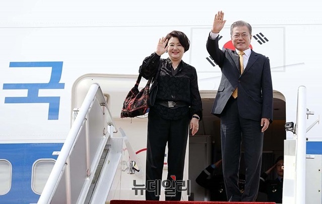 ▲ 문재인 대통령 내외가 전용기에 오르는 모습. ⓒ청와대