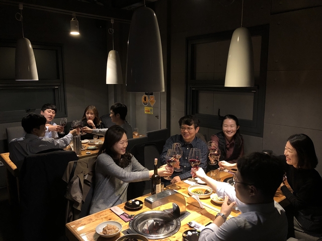 ▲ 5대 천왕 중 3대천왕으로 뽑혀 와인과 함께 회식을 즐기는 직원들.ⓒLH 대경본부