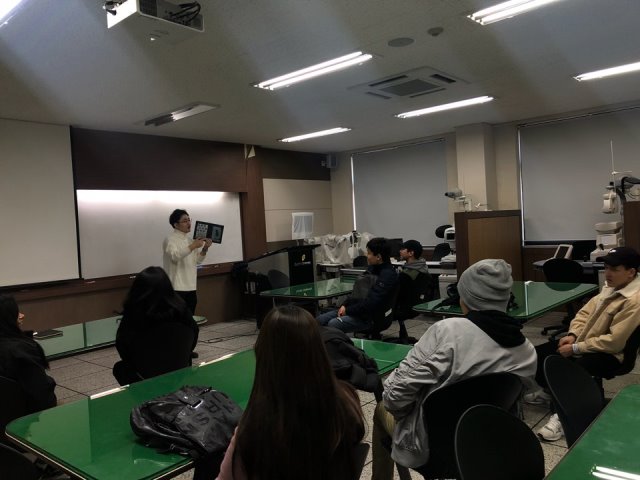 ▲ 선린대학교 안경광학과 학생들이 유학중인 한국어강좌 학생들을 초청해 시기능검사를 하고 있다.ⓒ선린대